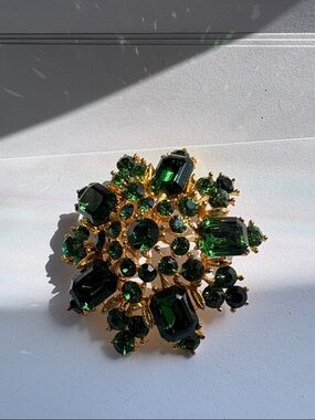 Vintage Lisner Emerald Green Rhinestone Starburst Brooch #120